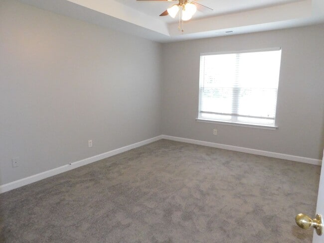 Building Photo - 3 bedroom 2.5 bath single family home