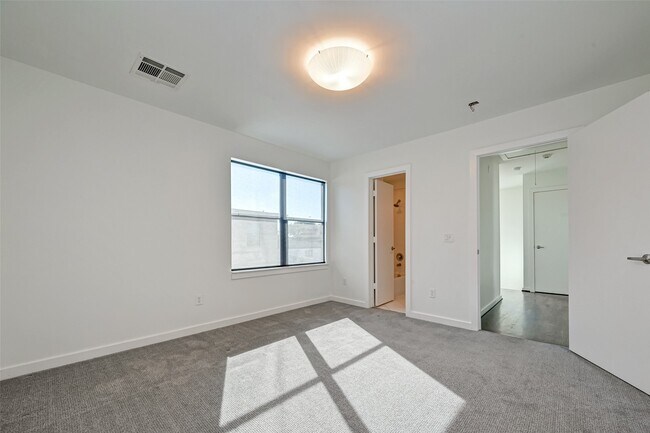 Building Photo - 5342 Darling St