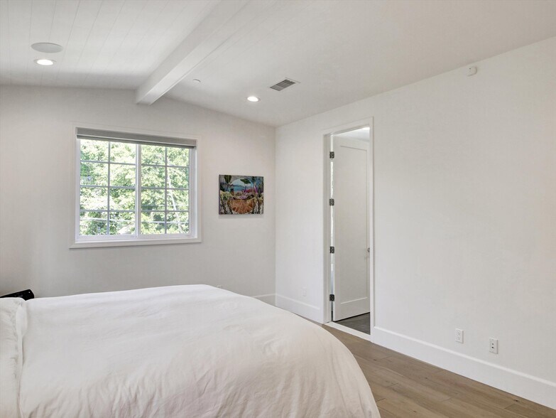 Building Photo - 10593 Kinnard Ave