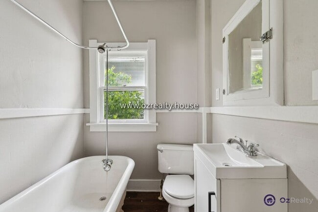 Building Photo - 2027 Berkshire Pl