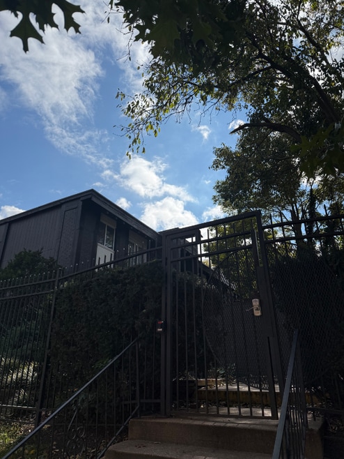 Building Photo - 807 W 40th St