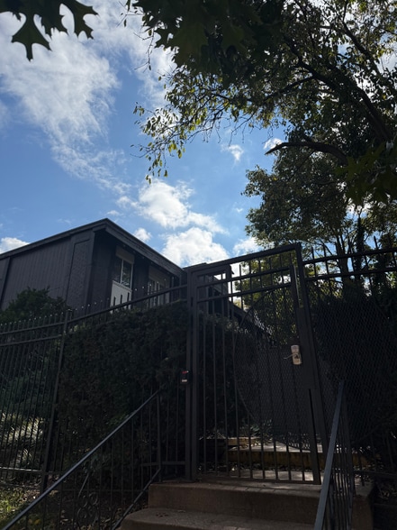 Primary Photo - 807 W 40th St