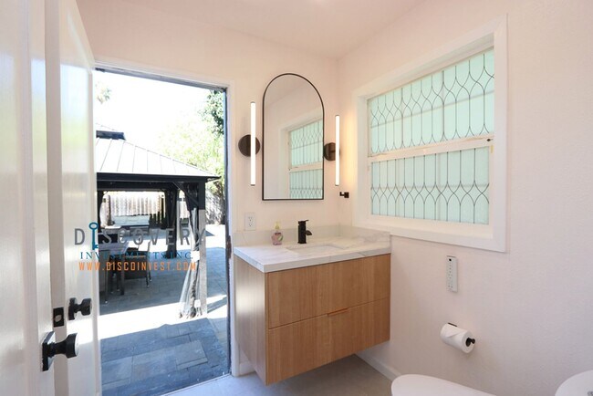 Building Photo - Your Ideal Mid-Century Modern Retreat Comi...