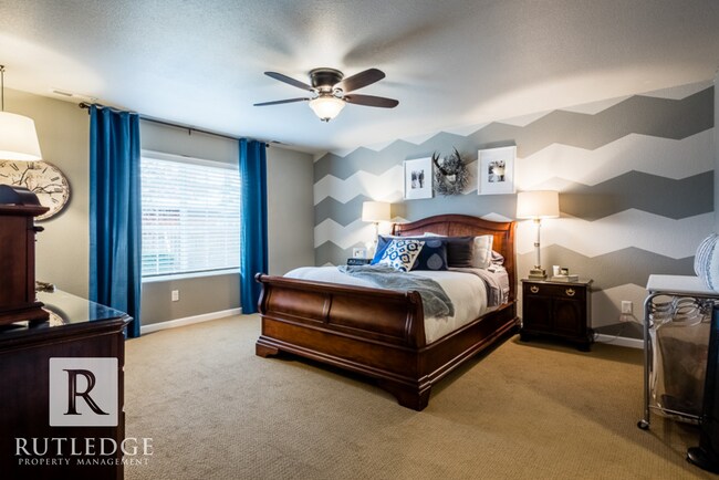 Building Photo - 3 Bedroom + Office in Central Point!