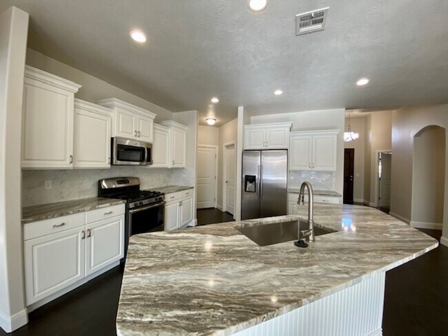 Building Photo - SPACIOUS HOME FOR RENT!