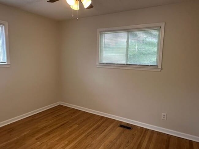 Building Photo - Desirable 3 Bedroom Home