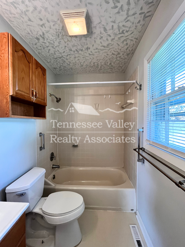 Building Photo - STUNNING 3 BED/2 BATH with Amazing Outdoor...