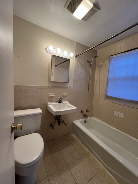 Building Photo - 111 W Hollis St