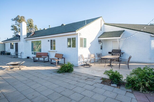Building Photo - 36070 Valencia Way