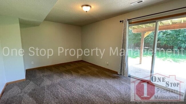Building Photo - Stunning 3 Bedroom 2.5 Bathroom in Raymore!