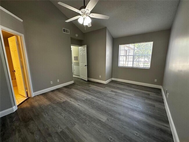 Building Photo - 652 Roaring Dr