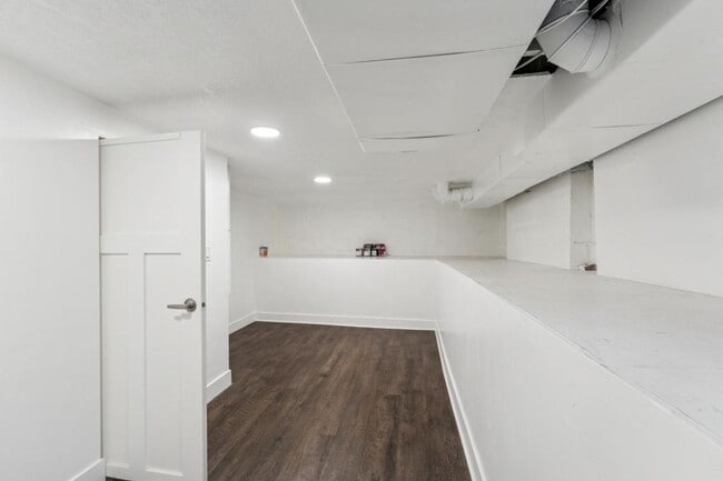 Building Photo - 1041 Yale Ave S