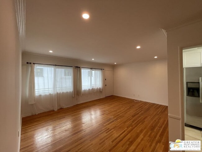 Building Photo - 1057 1/2 S Genesee Ave