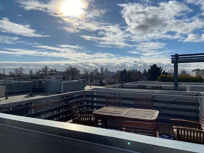 Building Photo - Modern 2 bedroom Townhome with huge Rooftop deck!!!