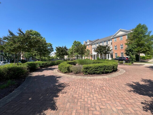 Building Photo - Welcome home - Trilevel H20 Townhome!