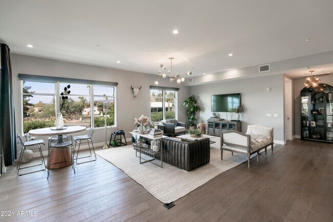 Building Photo - 6166 N Scottsdale Rd