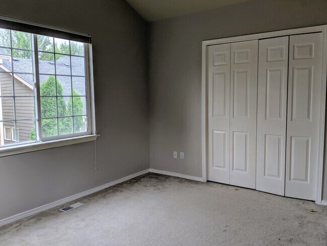 Building Photo - Stunning 2 Story 4 Bed 2.5 Bath Home in Re...
