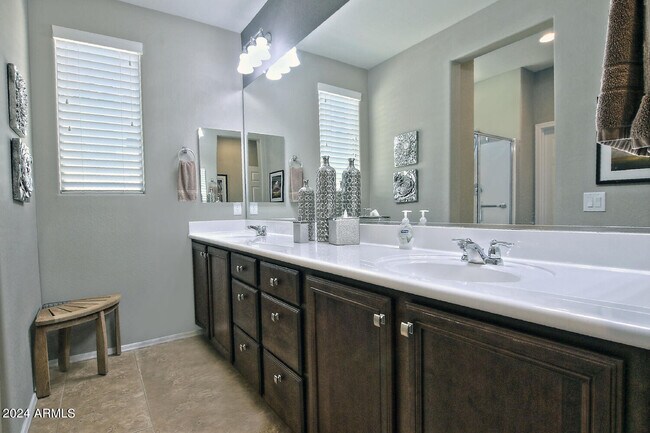 Building Photo - 4394 N Hummingbird Dr