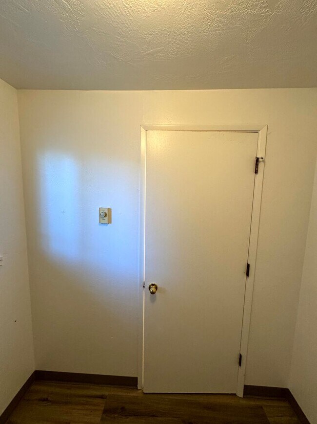 Building Photo - 2 Bedroom Duplex in Southwest Eugene