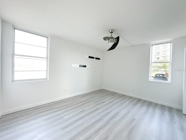 Building Photo - 7910 Sun Island Dr S