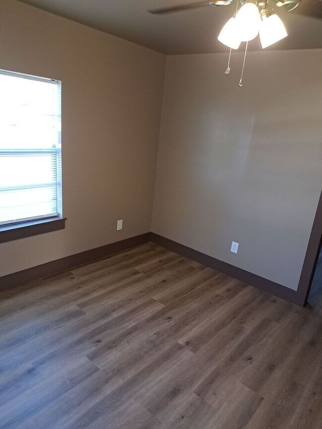 Building Photo - 523 E 8th St