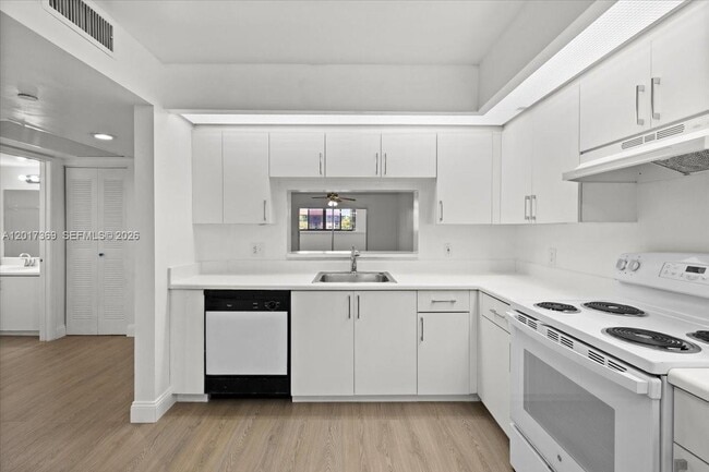 Building Photo - 1351 SW 141st Ave