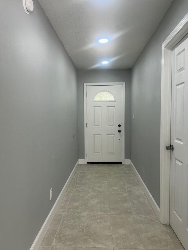 Building Photo - 7923 Oak Forest Dr