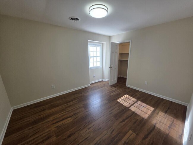 Building Photo - 212 Stratford Dr