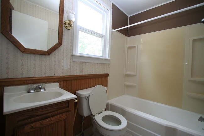 Building Photo - 548 Fremont Ave NW