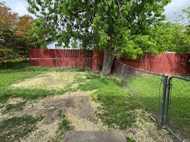 Building Photo - 310 W Washington Ave