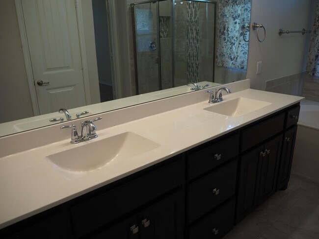 Building Photo - 812 Dove Cv