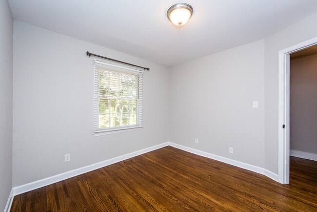 Building Photo - Charming 2BD/1BA Townhouse at Cotswold!