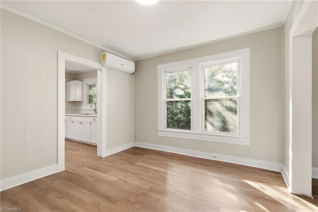 Building Photo - 2051 Bloomfield Dr
