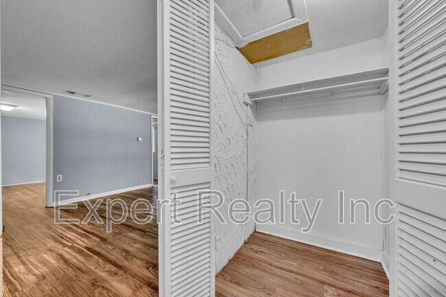 Building Photo - 216 Meadowood Ave