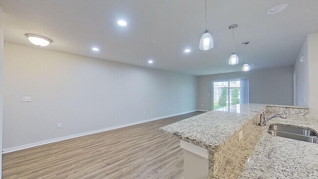 Building Photo - Condo Style Lower 1 Bedroom 1 Bathroom Apartment