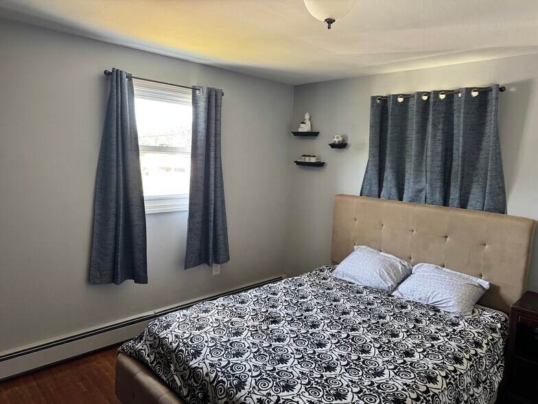Second bedroom/ queen size bed - 59 Westfield Ter
