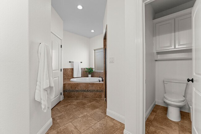 Building Photo - 1400 N Redondo Ave