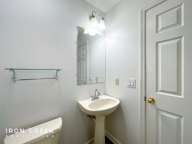 Building Photo - Beautiful 3-Bed/3.5-Bath Home in Gated Fai...