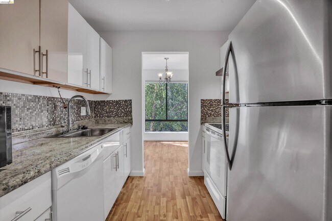 Building Photo - 490 N Civic Dr