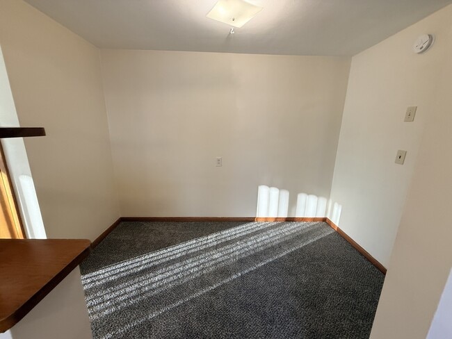 Building Photo - 4760 Holiday Dr