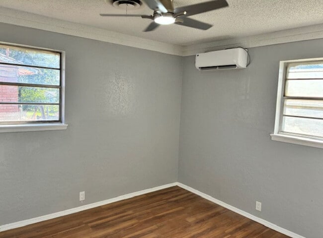 Building Photo - 1632 Parkdale Dr