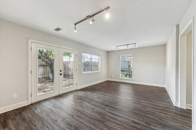 Building Photo - 1107 Country Pl Dr