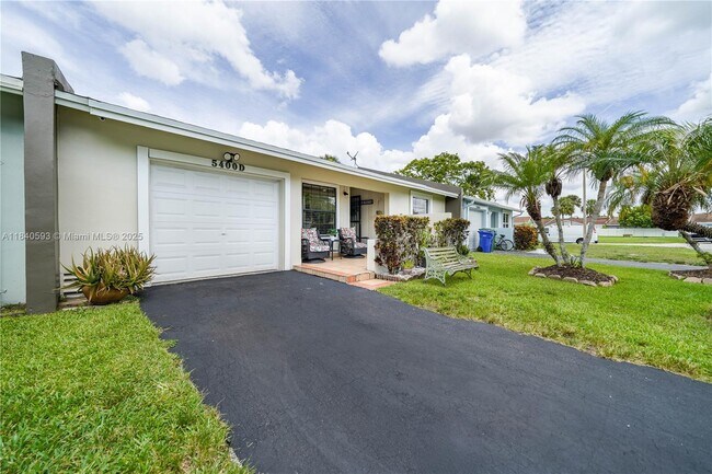 Building Photo - 5400 Lakewood Cir S
