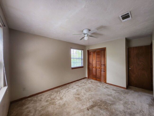 Building Photo - 3 bedroom town home for rent across from F...