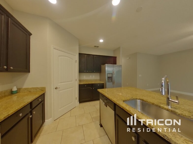 Building Photo - 463 River Square Ln