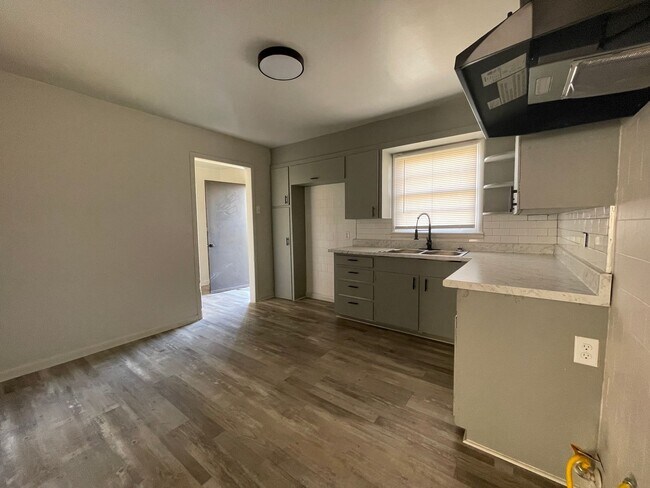 Building Photo - 2 Bed 1 Bath House with Garage