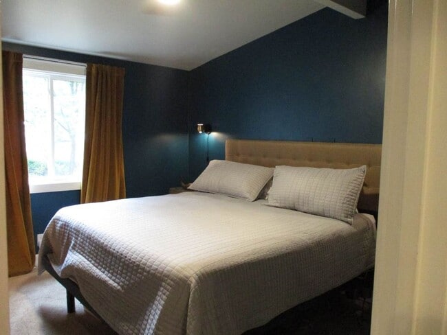 Building Photo - 3 bedroom Rambler with Above Garage Studio...