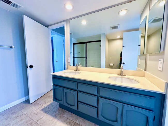 Building Photo - FOR RENT: 2Bd/1.5Ba Upgraded Townhome In T...