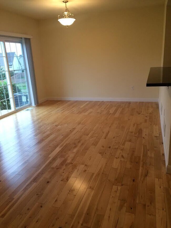 Building Photo - Fantastic 3-Bedroom, 2 3/4 bathroom Townho...