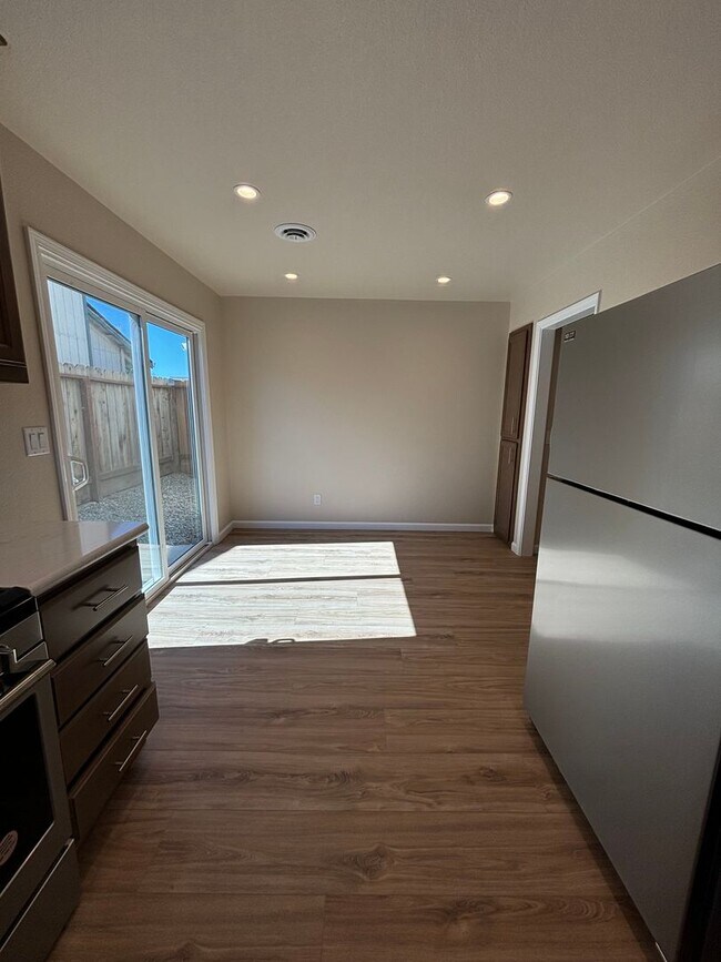 Building Photo - 3 Bedroom, 2 Bathroom Family Home